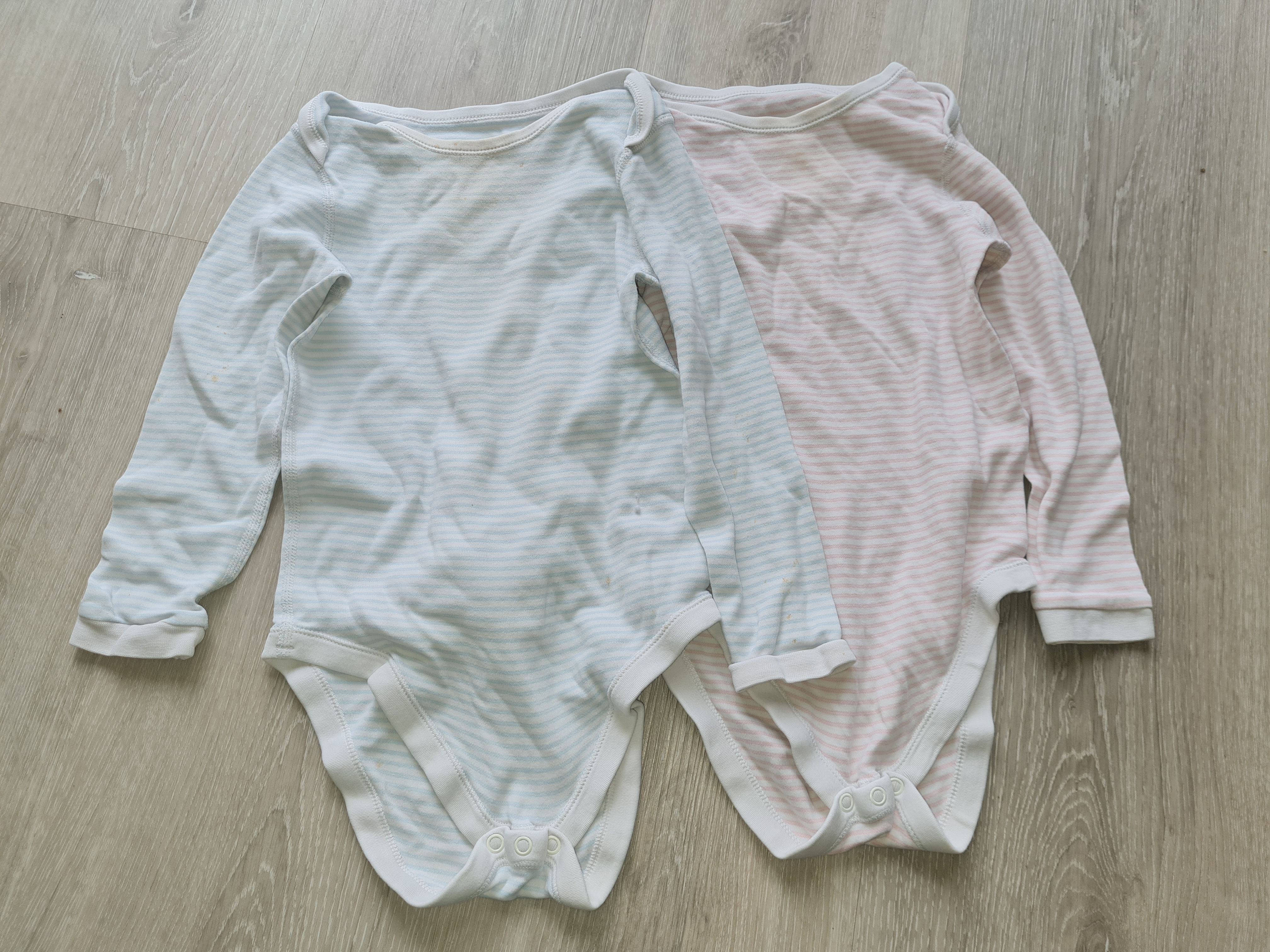 2 Langarm-Bodies, rosa und hellblau, Gr. 122