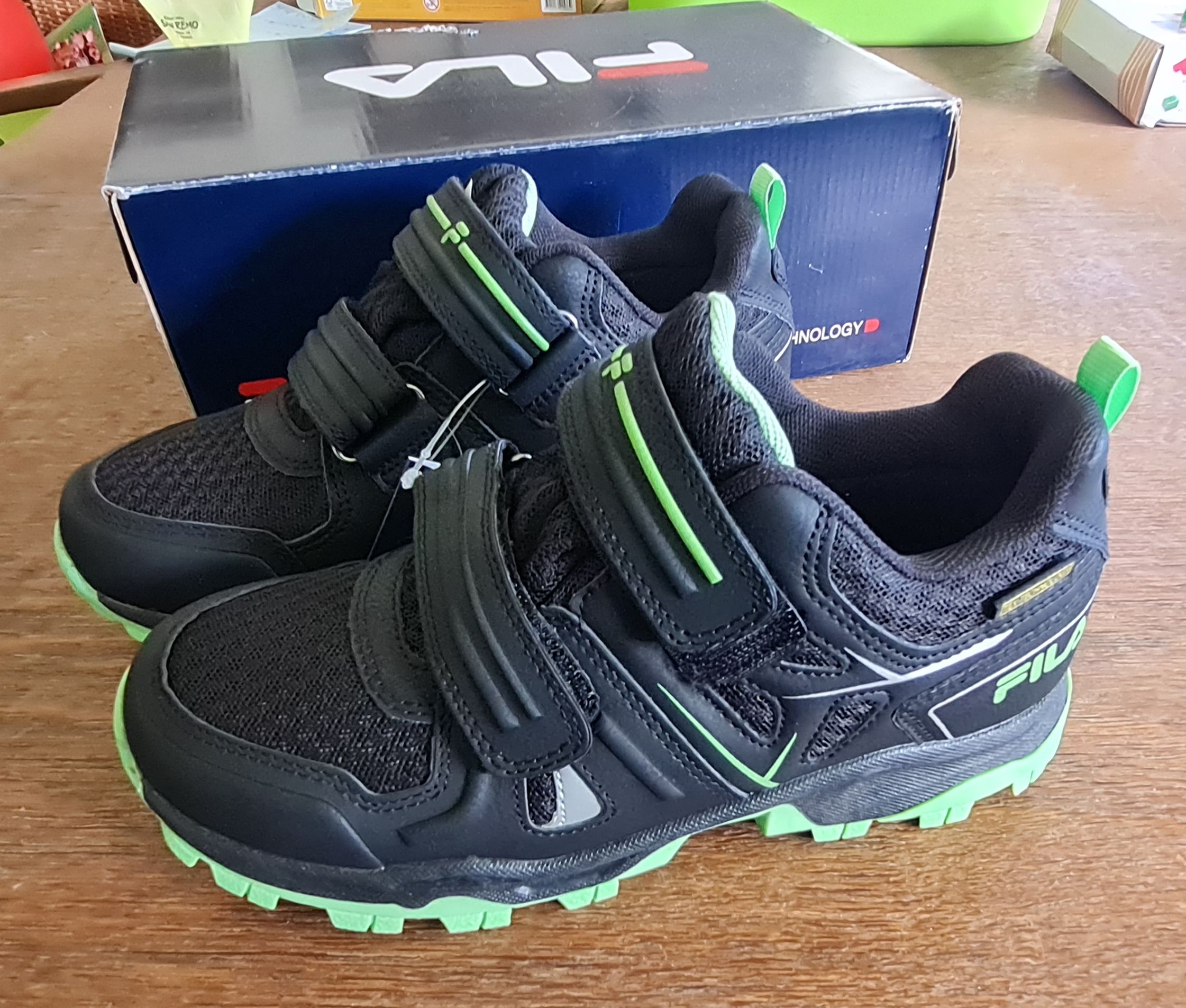 Fila Klettschuhe in schwarz, Gr. 35, Neuware