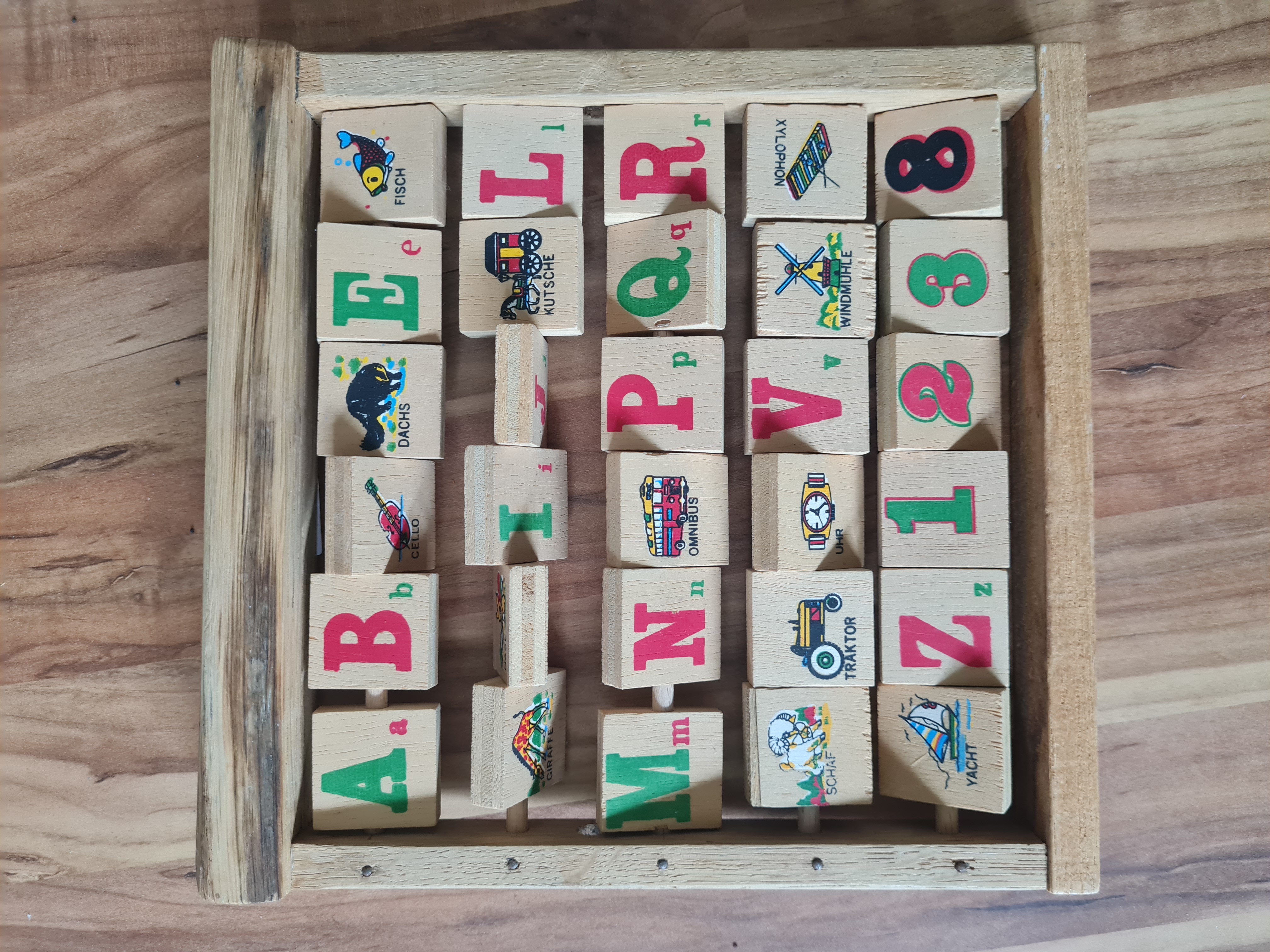 ABC-Lernen aus Holz
