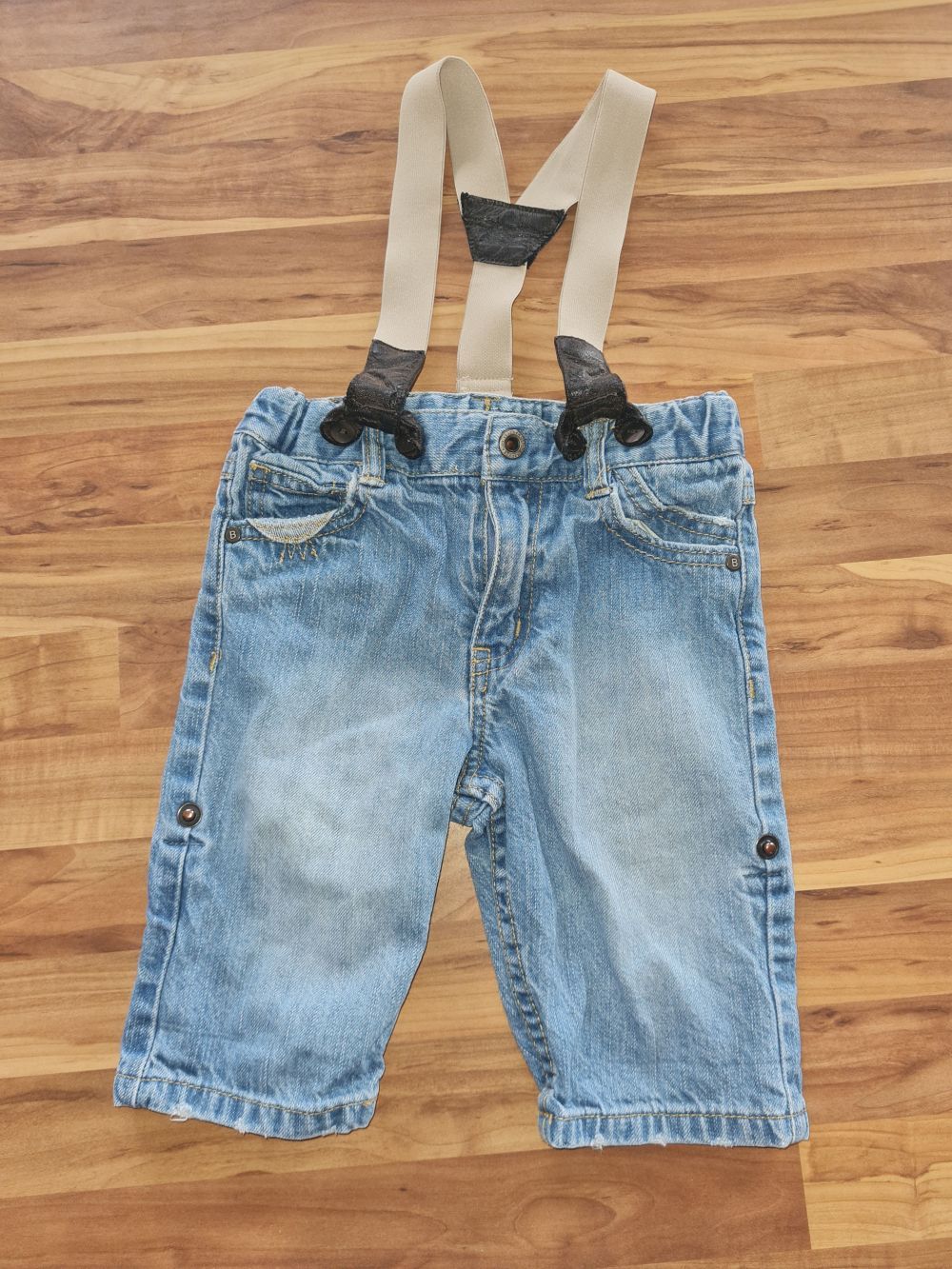 Jeans mit Hosenträgern, Beine zum Hochkrempeln, Gr. 68, Secondhand