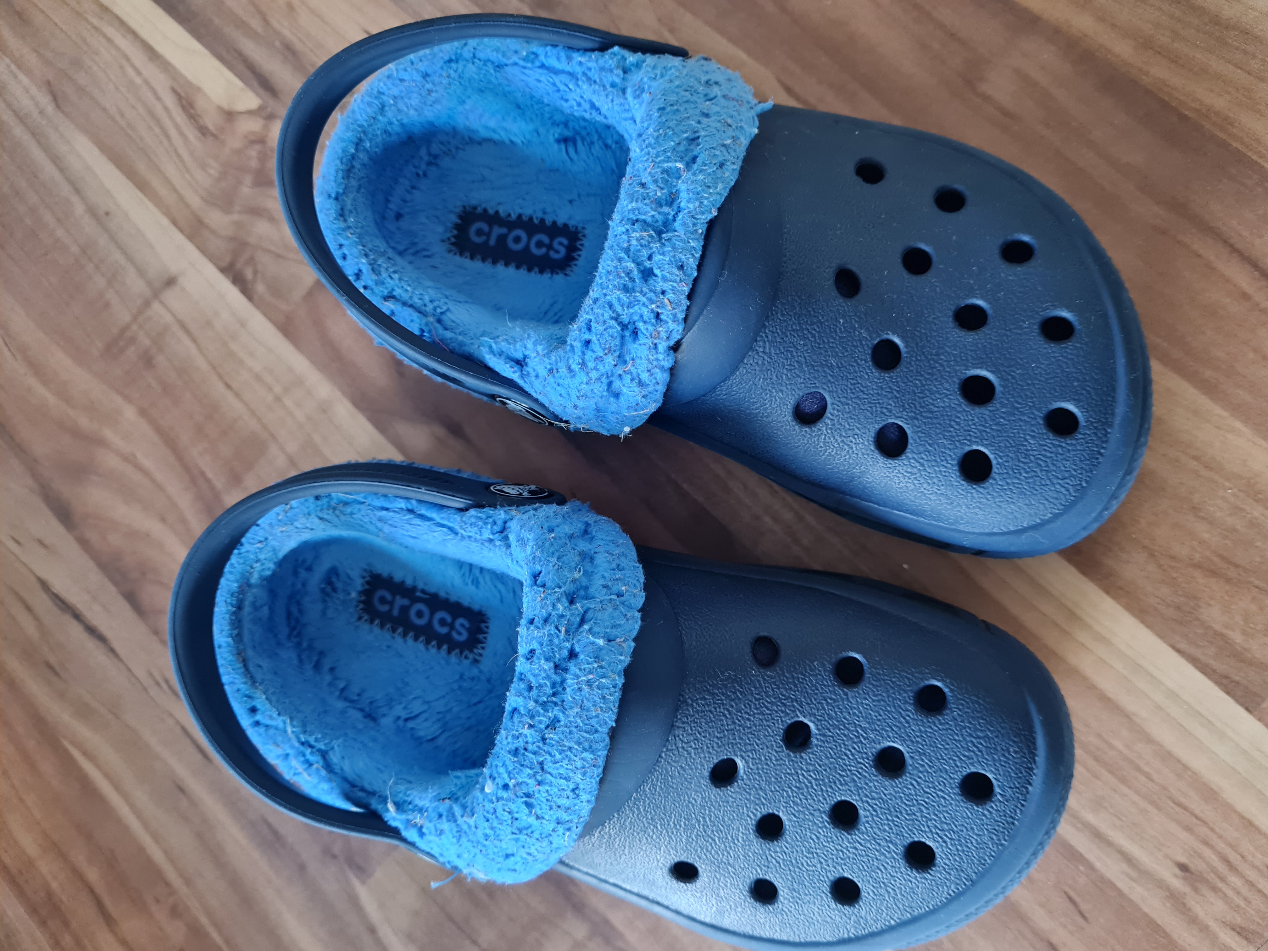Gefütterte Crocs in C12/13 (Gr. 30)