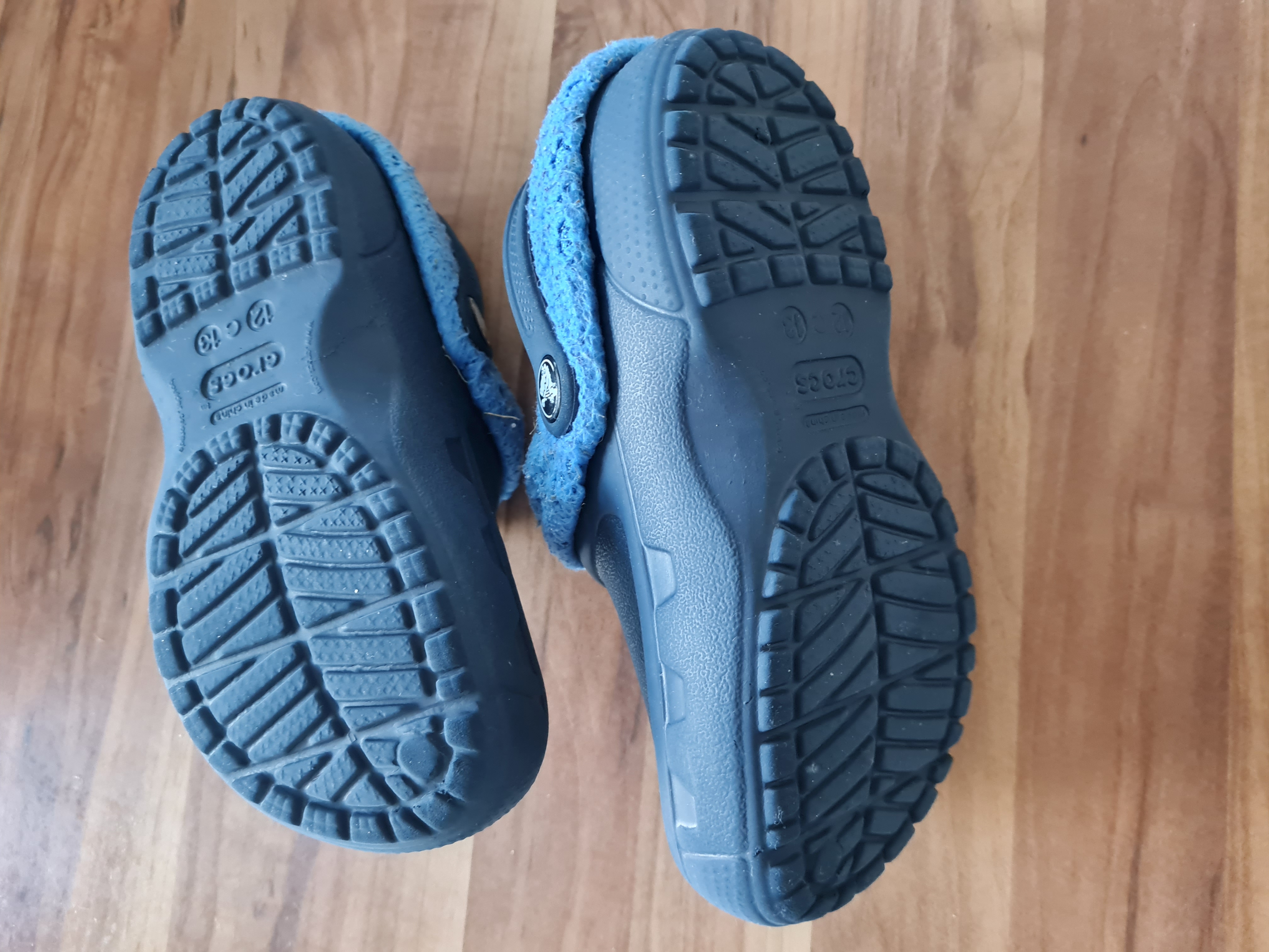 Gefütterte Crocs in C12/13 (Gr. 30)